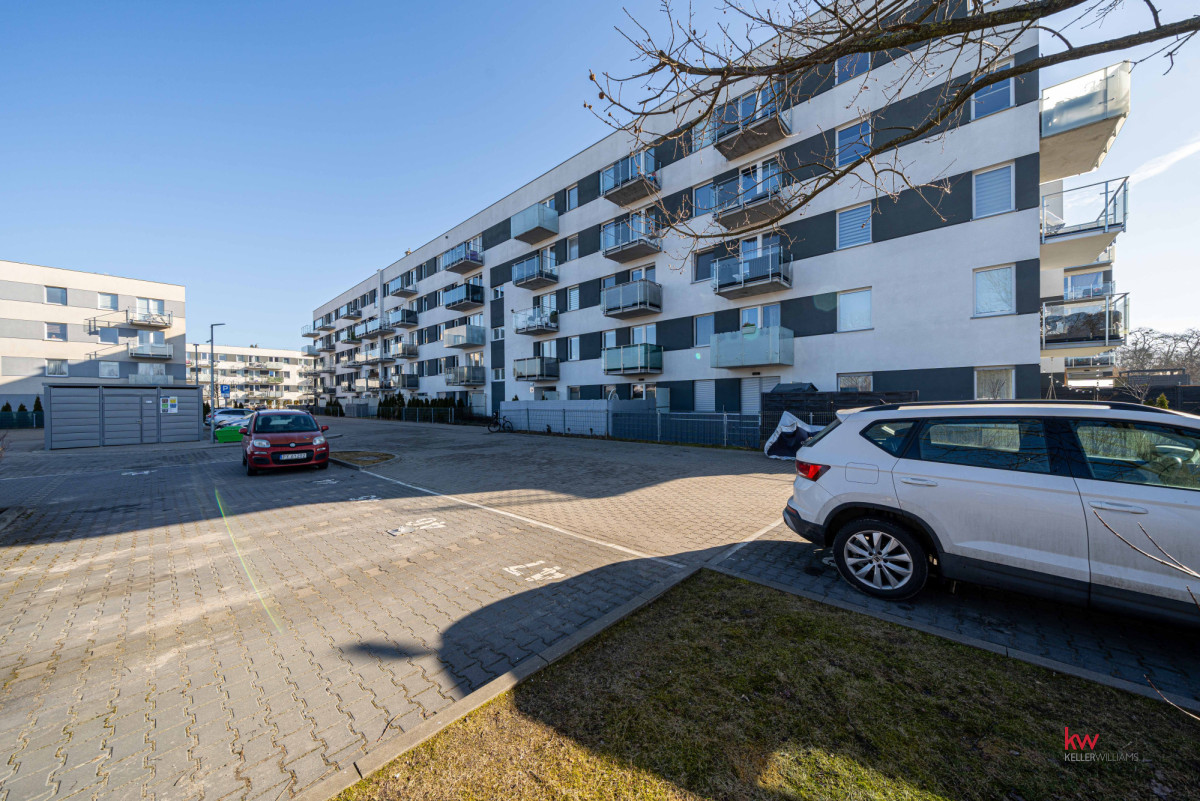 Jasna kawalerka Podolany z dużym balkonem.