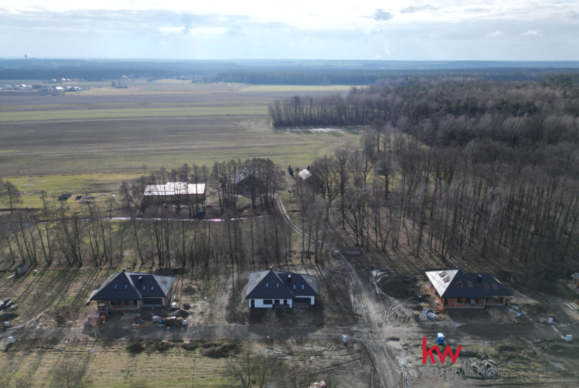 Nowy dom z dużą działką i zieloną okolicą dookoła