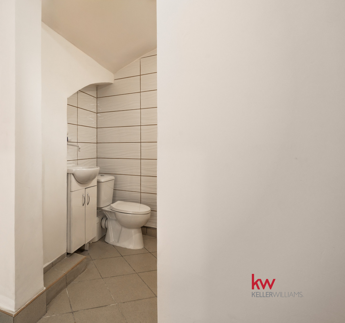 104898779 Kompaktowy lokal komercyjny w lokalizacji Premium