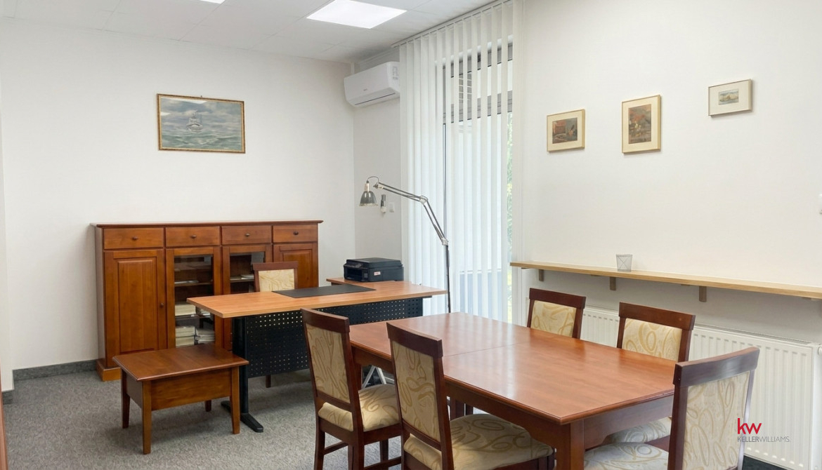 Lokal Użytkowy Z Miejscem W Hali Garażowej