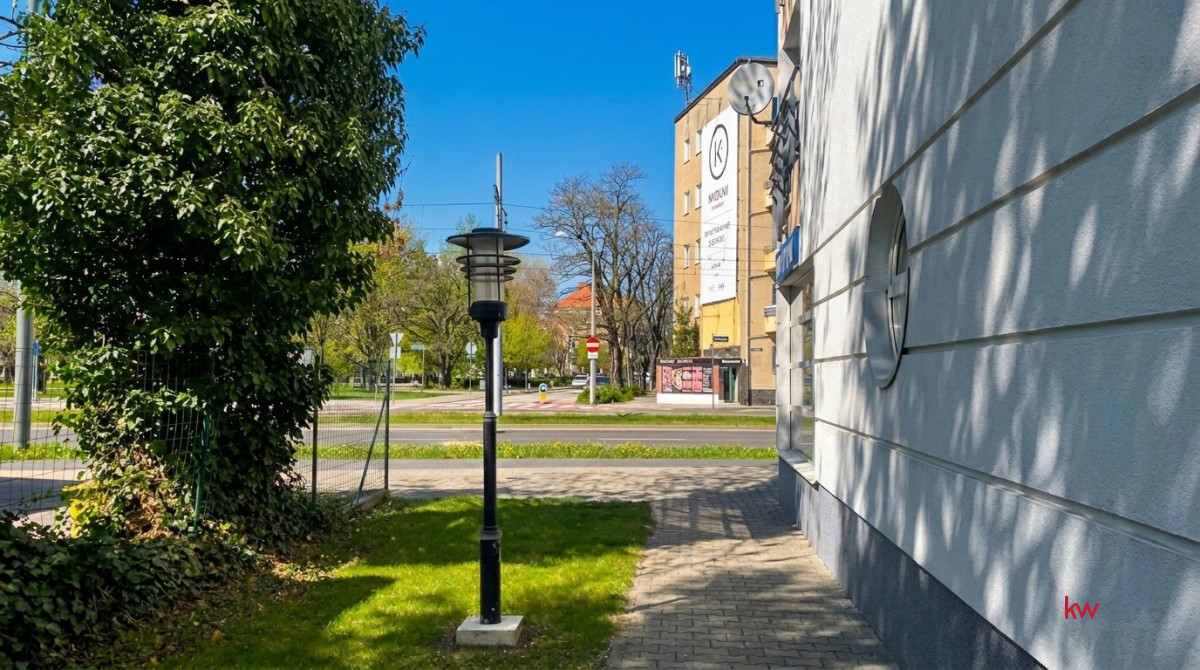 107137556 Lokal Użytkowy Z Miejscem W Hali Garażowej