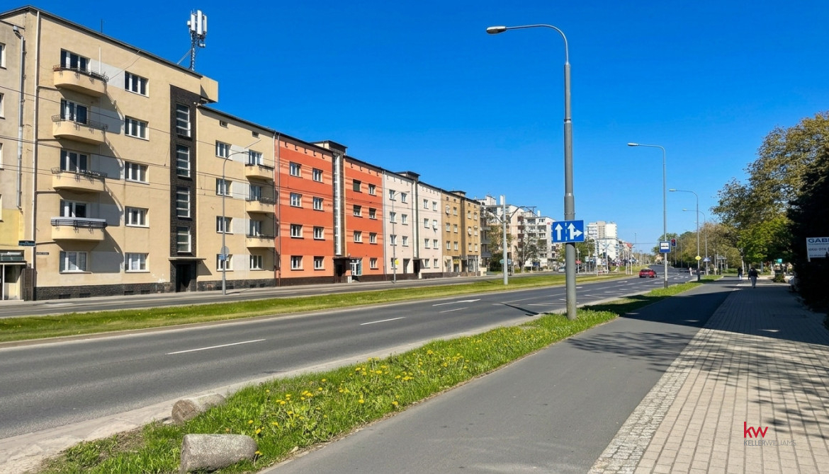 Lokal Użytkowy Z Miejscem W Hali Garażowej
