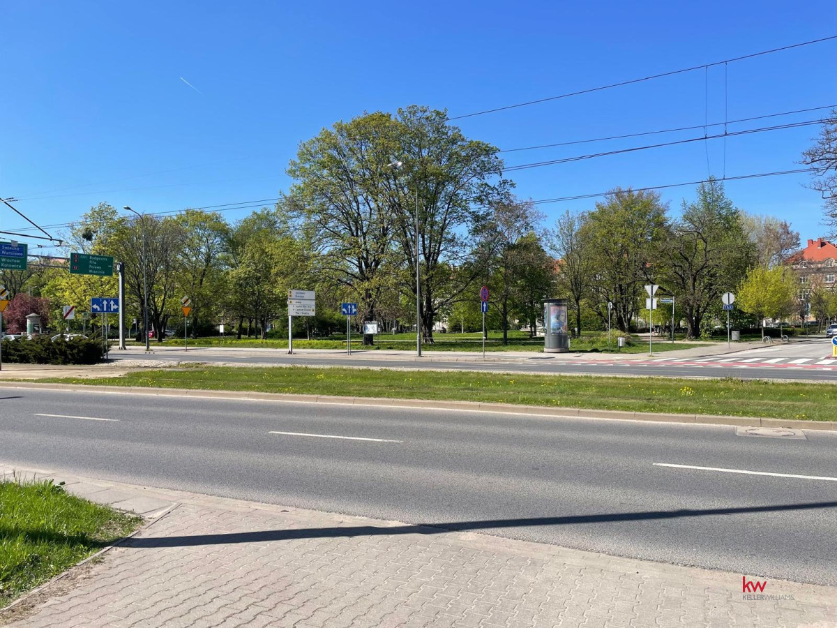 107137634 Lokal Użytkowy Z Miejscem W Hali Garażowej