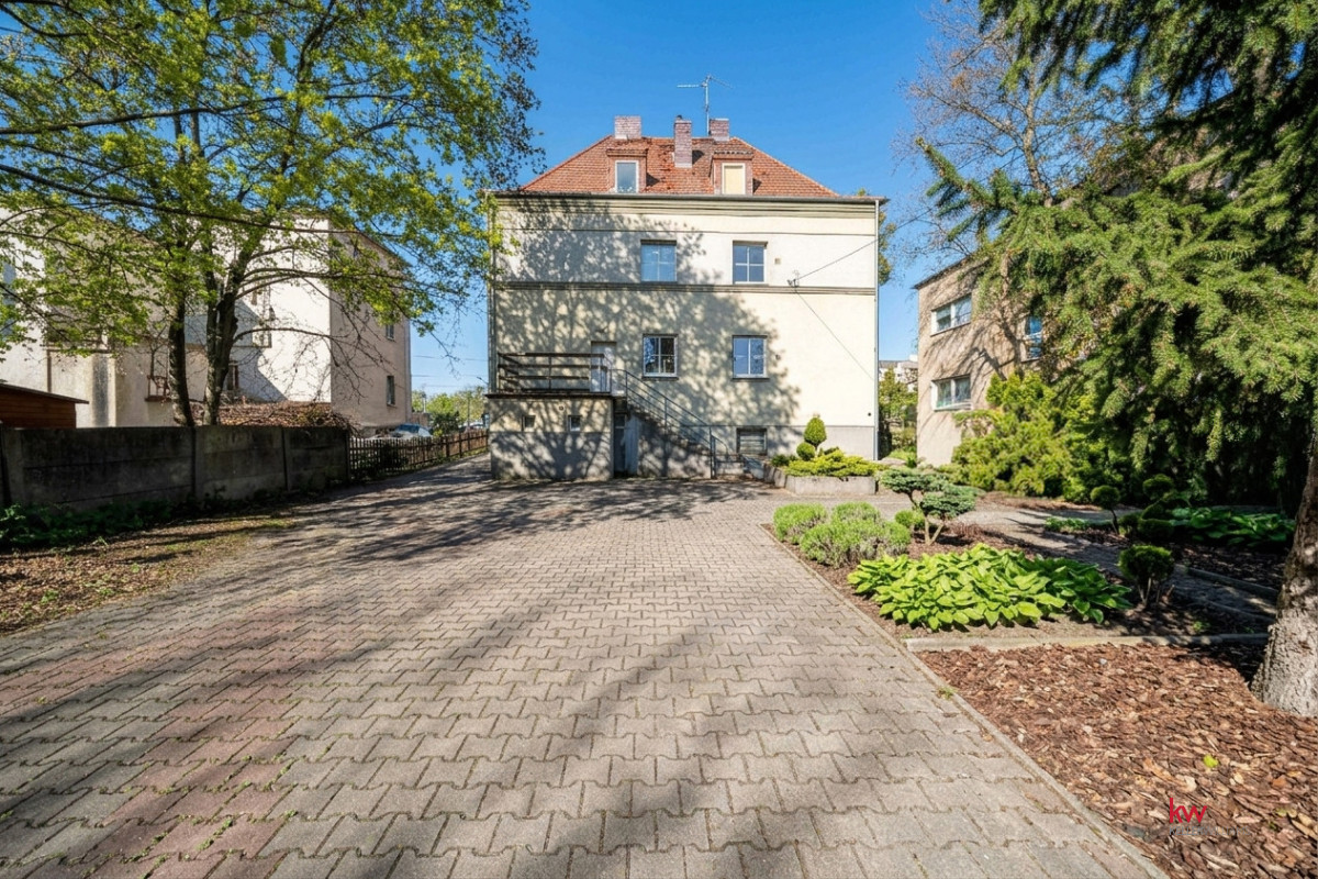 Dwa Mieszkania i Lokal  (Połowa Kamienicy)