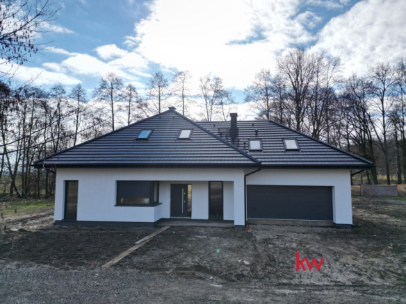 Nowy dom z dużą działką i zieloną okolicą dookoła