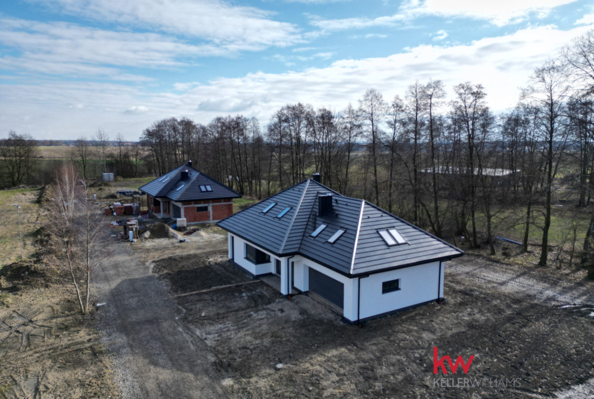 Nowy dom z dużą działką i zieloną okolicą dookoła