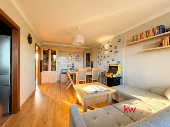 3 pokoje 60 m² z balkonem. Ogrzewanie i woda z mi