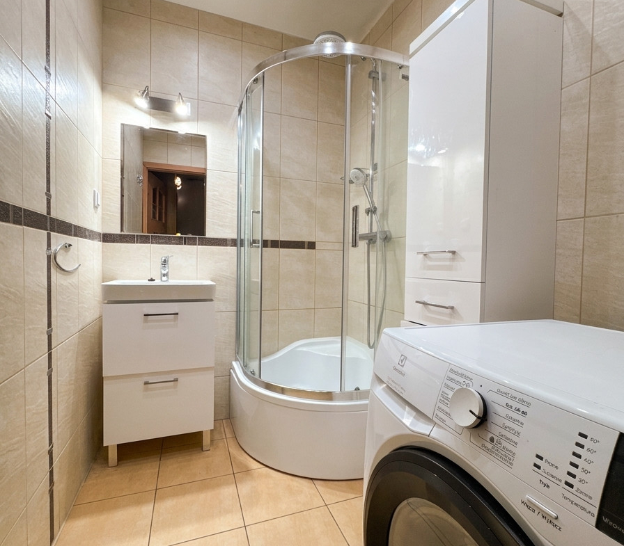 3 pokoje 60 m² z balkonem. Ogrzewanie i woda z mi